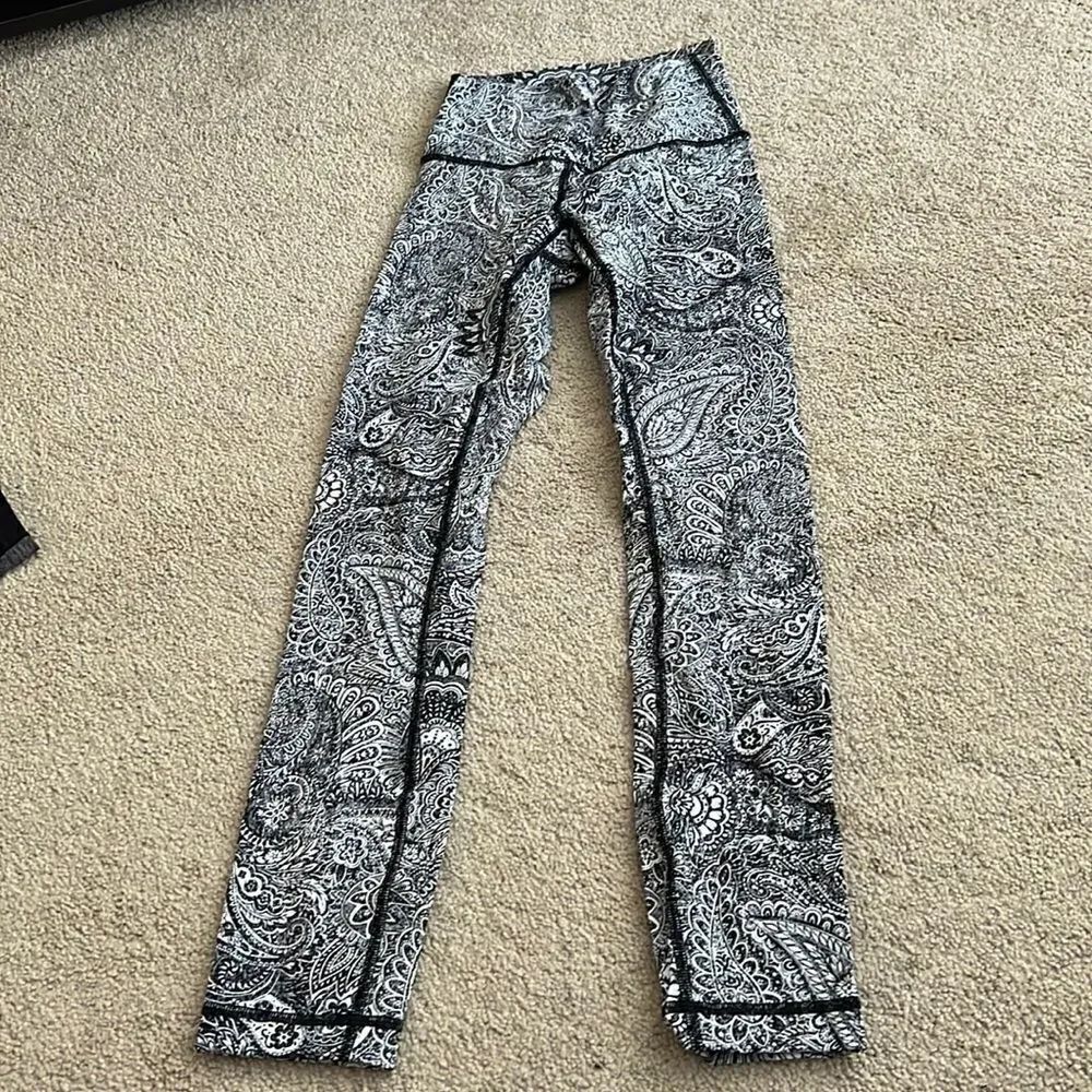 Lululemon Black and White Paisley Legging